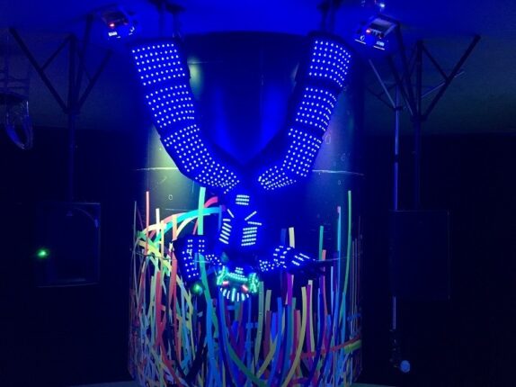 Human Mirror Entertainment to Make Merry with Everyone